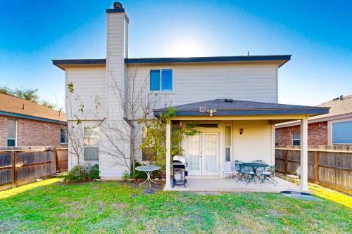 Charming family friendly home, enclosed backyard & 20 miles from San Antonio