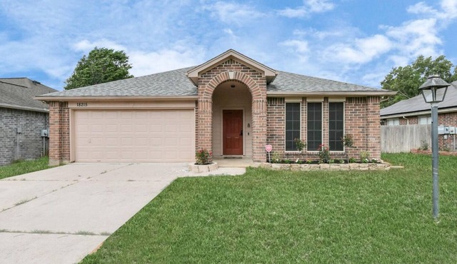 Charming family-friendly house in a quiet nice area with a private pool.