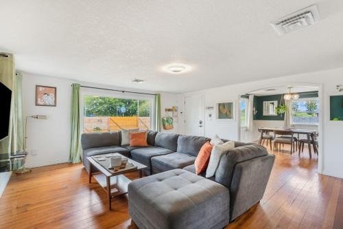 Charming Family-Friendly 2 Bedroom 1 Bathroom Retreat Near Astoria & Beach
