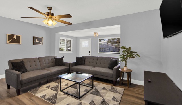 Charming Family Gem: 5 Star Location ~ Deck ~ Parking!