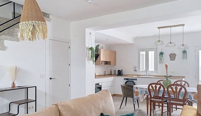 Charming family home with patio/8 beds