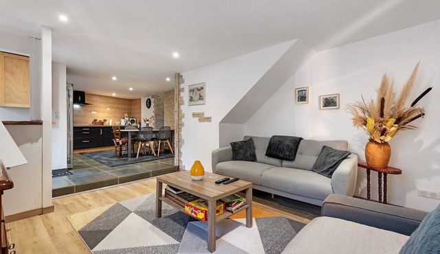 Charming Family Home in Campan: Mountain Views, Private Terrace, Parking, Wi-Fi