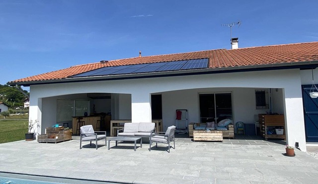 Charming Family Home in Quiet Urt with Pool, Sleeps 6-8