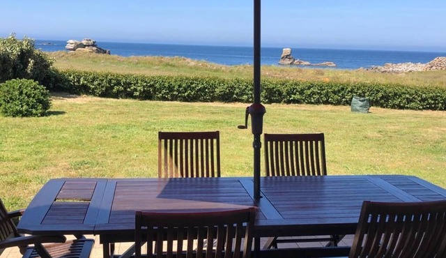 Charming family home-Lanidult: waterfront, sea view, verdant setting!