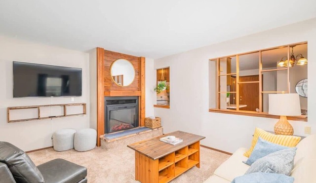 Charming Family Home near Grocery & Highway 41
