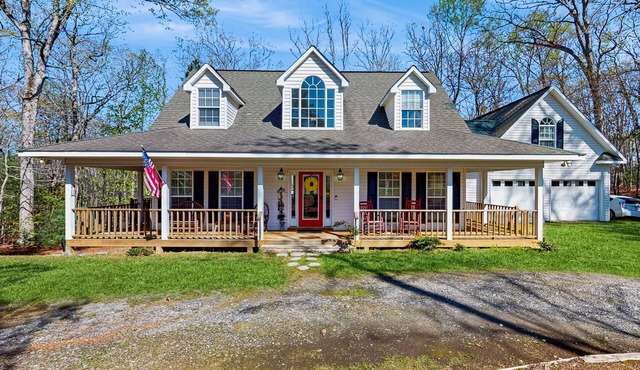 Charming family home with screened porch, game room and lake access nearby