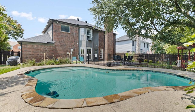 Charming family home with king bed - private pool - fast wifi - ARCADE