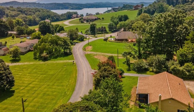 Charming Family Lakeview Cottage| 3 min to lake