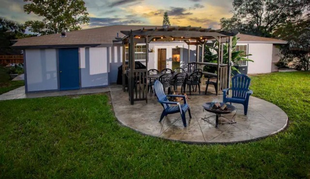 Charming Family Oasis - Dog-Friendly - Backyard