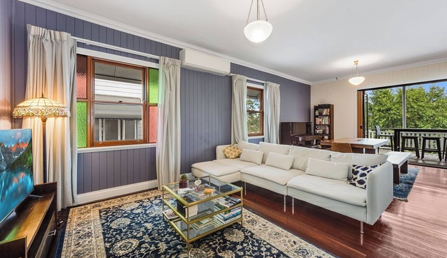 Charming family & pet friendly 3-bedroom house in upmarket Taringa