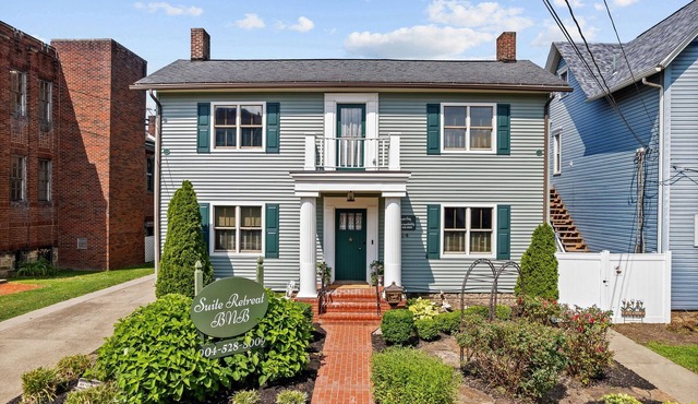 Charming family & pet friendly stay. 1 block to Main St.Walk to dine, sip & shop