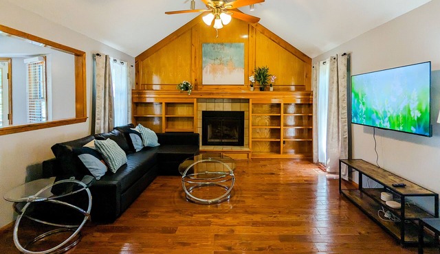 Charming Family Retreat South Overland Park
