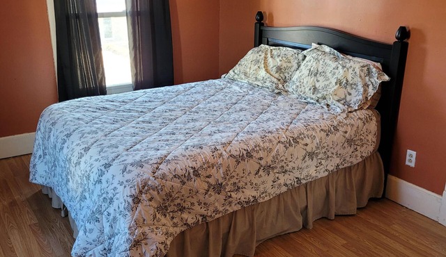 Charming Family Retreat: Walk to Downtown, Movie Theater & More!