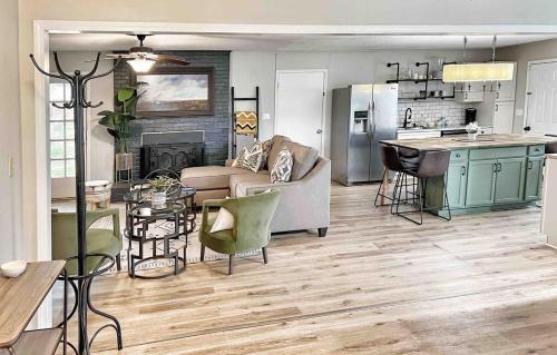 Charming Family Retreat Near Parks Fire Pit & Games