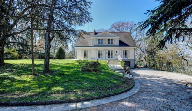 Charming family villa, 6 bedrooms, wooded grounds, ideally located!