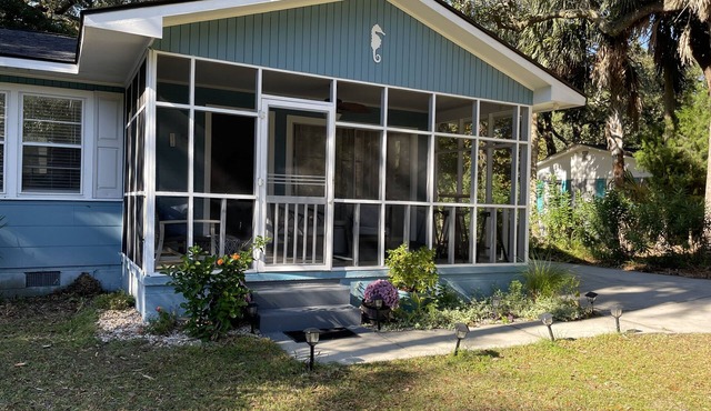Charming family vacation cottage, close to the beach on Isle of Palms.