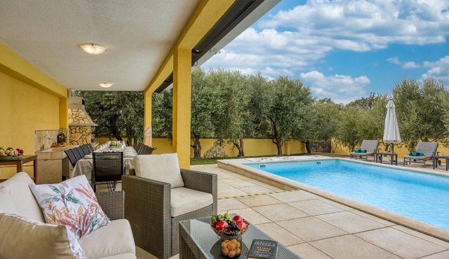 Charming Family Villa for 14 People near Porec