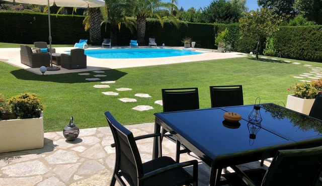 CHARMING FAMILY VILLA WITH SWIMMING POOL 15 MINUTES FROM THE SEA