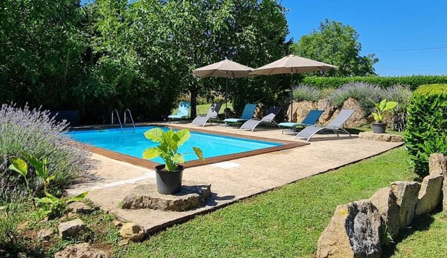 Charming farmhouse with swimming pool in the Périgord countryside
