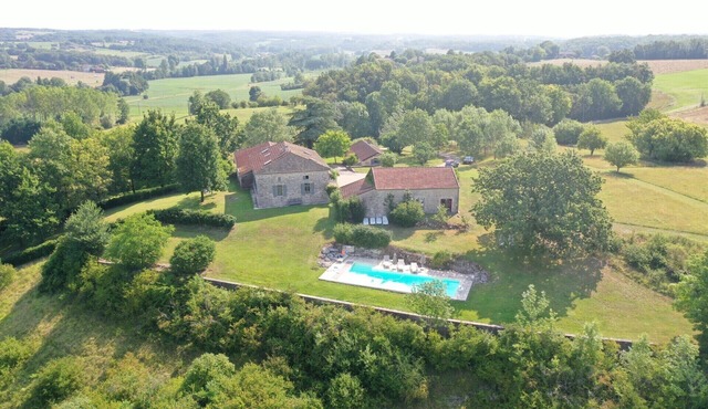 Charming Farmhouse on the hill, 360 ° view with a nice view for 8 to 12 people