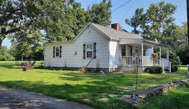 Charming Farm Cottage view Horses + City Access - Near Bourbon Trail Keeneland
