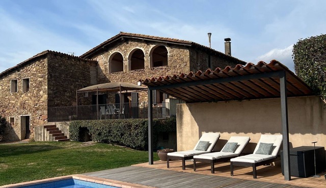 Charming farmhouse with views, large garden, private pool, pet-friendly