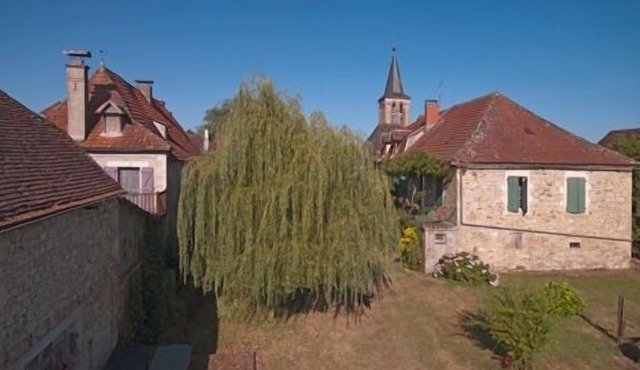 Charming farm house in a quiet village, 400m from a small lake with kids games.