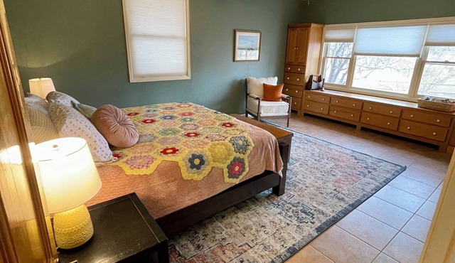 Charming Farm House Retreat!