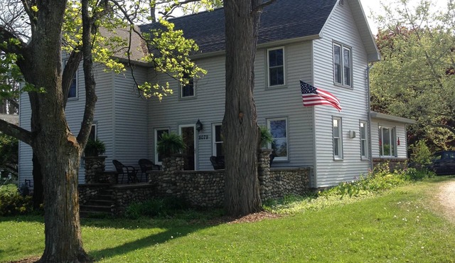 Charming Farm on scenic M-22*Fireplace*Central Air*minutes to Town/Beaches