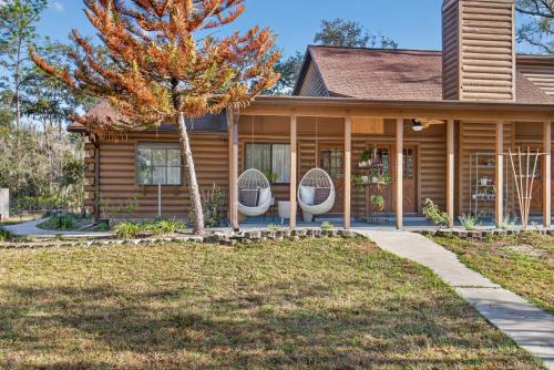 Charming Farm Stay w Fresh Eggs almost 2 Acres Near Tampa
