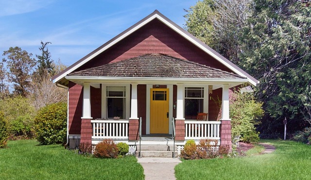 Charming farmhouse close to local attractions, beaches, hiking, & more