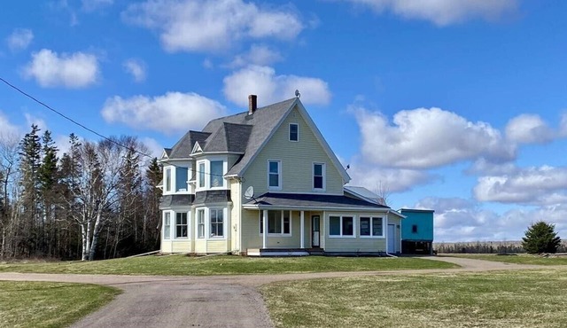 Charming Farmhouse on 2 acres, Sleeps 8. Only 5 mins from the beach