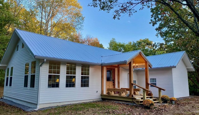 Charming Farmhouse Cottage Perfect for Family-Friendly Getaways in Signal Mountain, Chattanooga