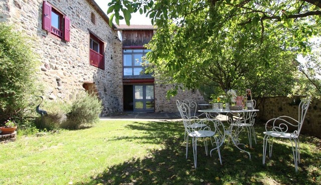 Charming Farmhouse Retreat in Auvergne with Terrace, Garden & Modern Amenities