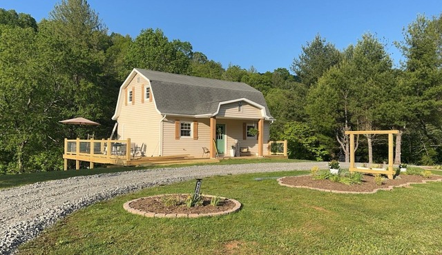 Charming farmhouse with 3 bedrooms and WiFi, AC by mountain stream and pond