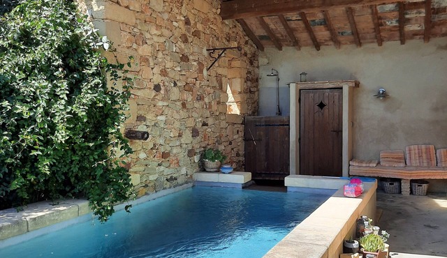 Charming farmhouse on the outskirts of Uzes, 3 bedrooms, 3 bathrooms, pool