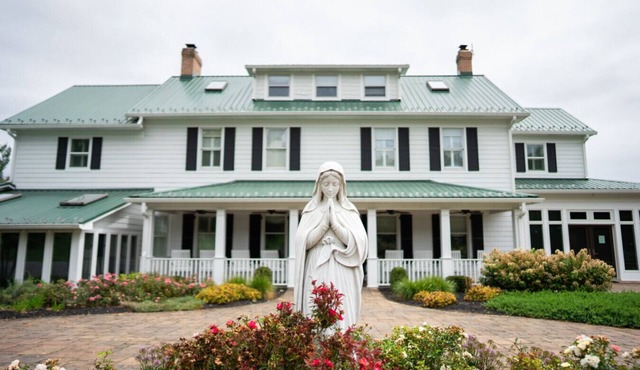 Charming Farmhouse Retreat: Historic Inn Farm Stay