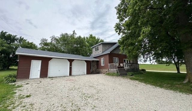 Charming farmhouse with 4 bedrooms and WiFi, AC near Spring Valley