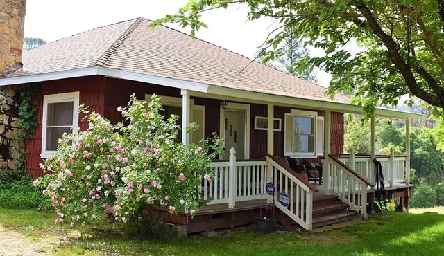 Charming farmhouse;100 acres of private forest and working ranch near Yosemite