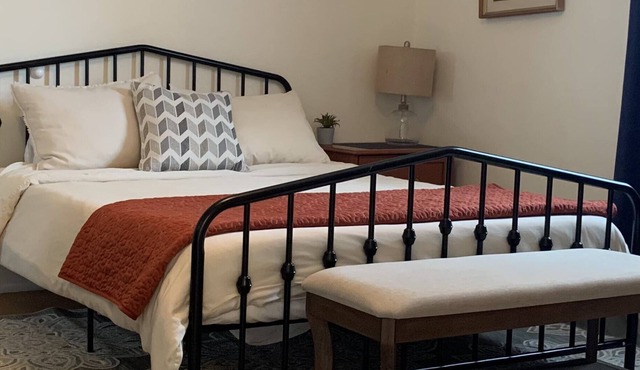 Charming Farmhouse Casita in Historic Residence in a charming neighborhood.