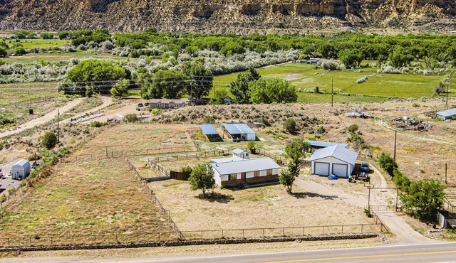 Charming farmhouse close to the Quality Waters and Navajo Lake Marina.