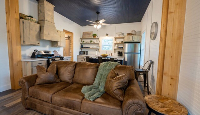 Charming farmhouse, full kitchen, private back deck, fire pit, quiet area