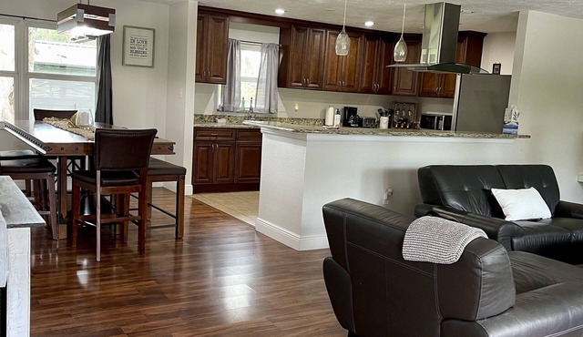 Charming Farmhouse Getaway in Plant City