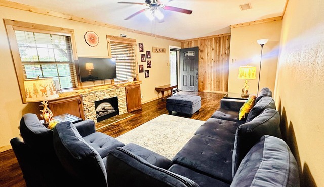 Charming Farmhouse Getaway with Nature & Family Fun in Corsicana, TX