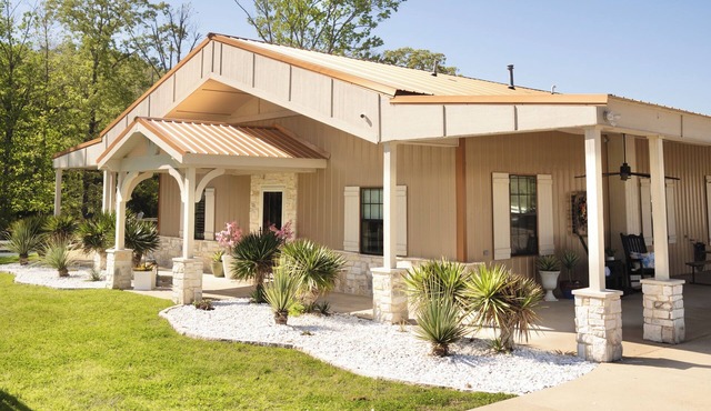 Charming Farmhouse, Hot Tub, Pool, Outdoor Kitchen, Farm animals & Stocked Pond.
