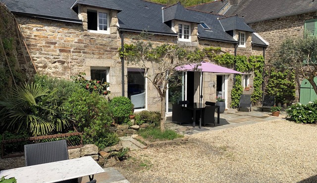 Charming farmhouse in the heart of Pont-Aven, downtown on foot, private parking.