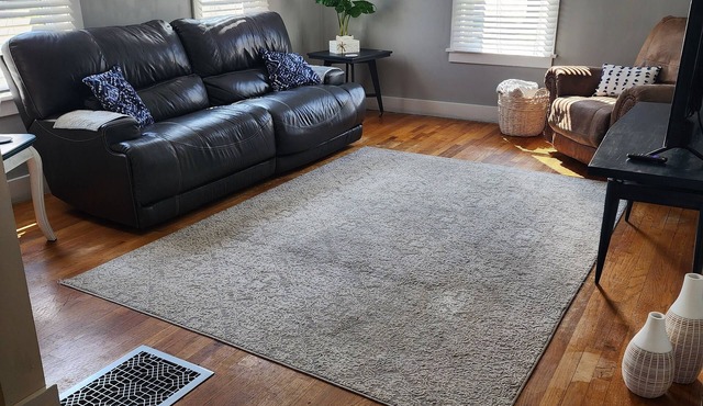 Charming farmhouse in town- Dog friendly