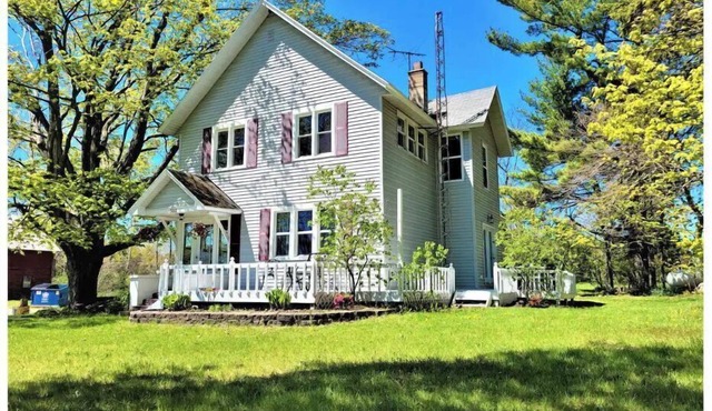 Charming Farmhouse in the Orchards near Lake Mich!