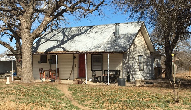 Charming farmhouse in tranquil Baird with AC