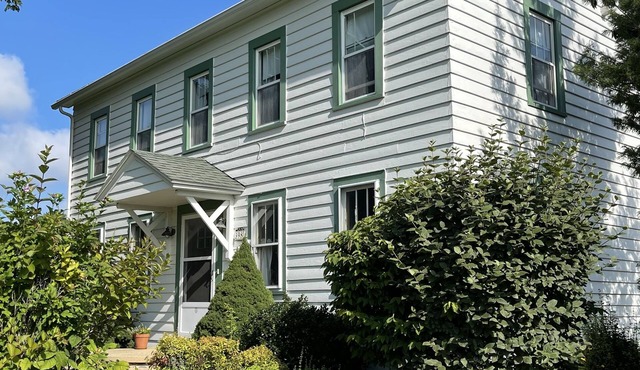 Charming Farmhouse in Ohio Wine Country - 10 mins from the beach
